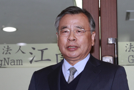 박영수, "청문회 열심히 보고있다"      (서울=연합뉴스) 한종찬 기자 = '최순실 국정농단' 의혹 사건을 수사할 박영수 특별검사가 6일 오후 서울 서초동 법무법인 강남 사무실 앞에서 취재진 질문에 답하고 있다. 2016.12.6      saba@yna.co.kr  (끝)